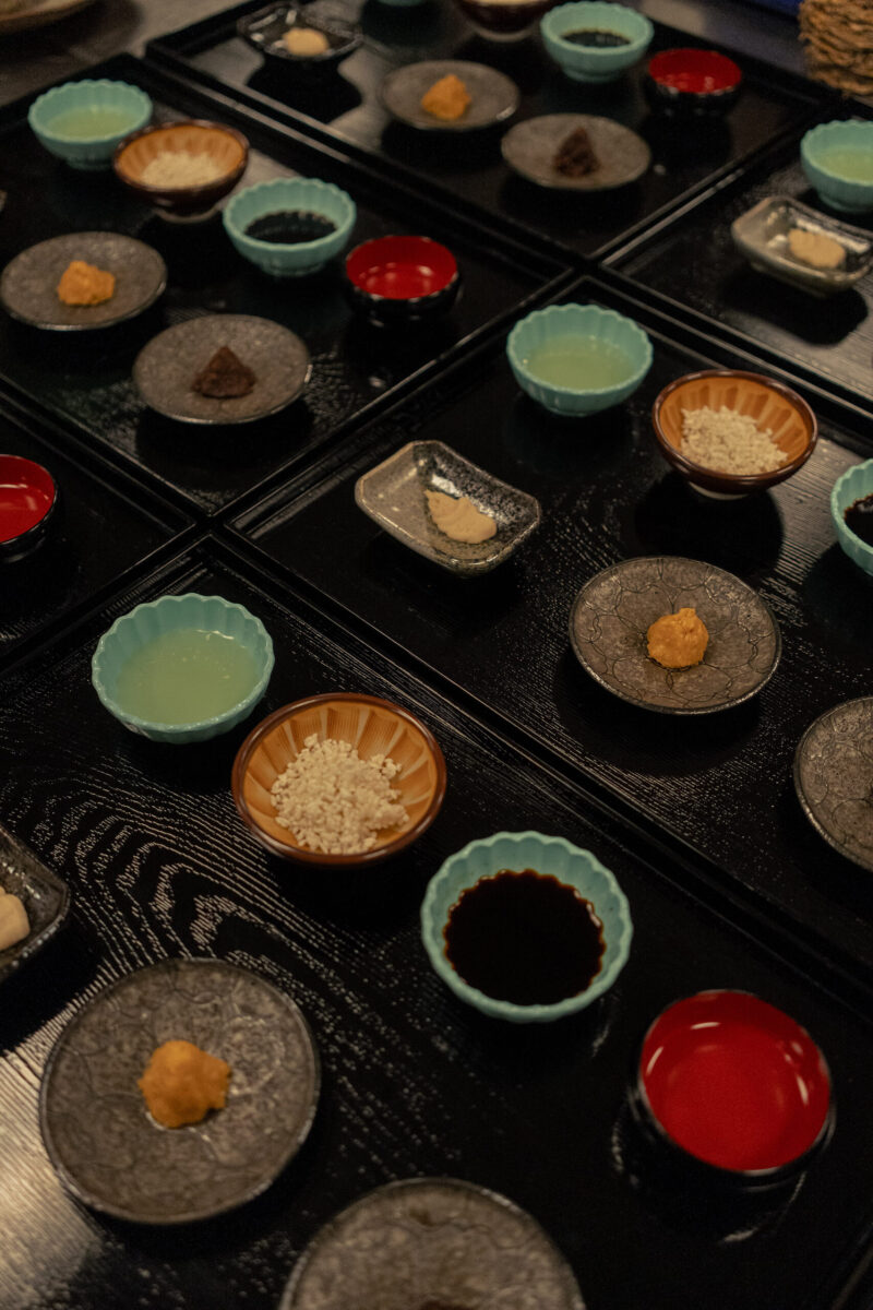 小鉢に並んだ発酵調味料の食べ比べ
