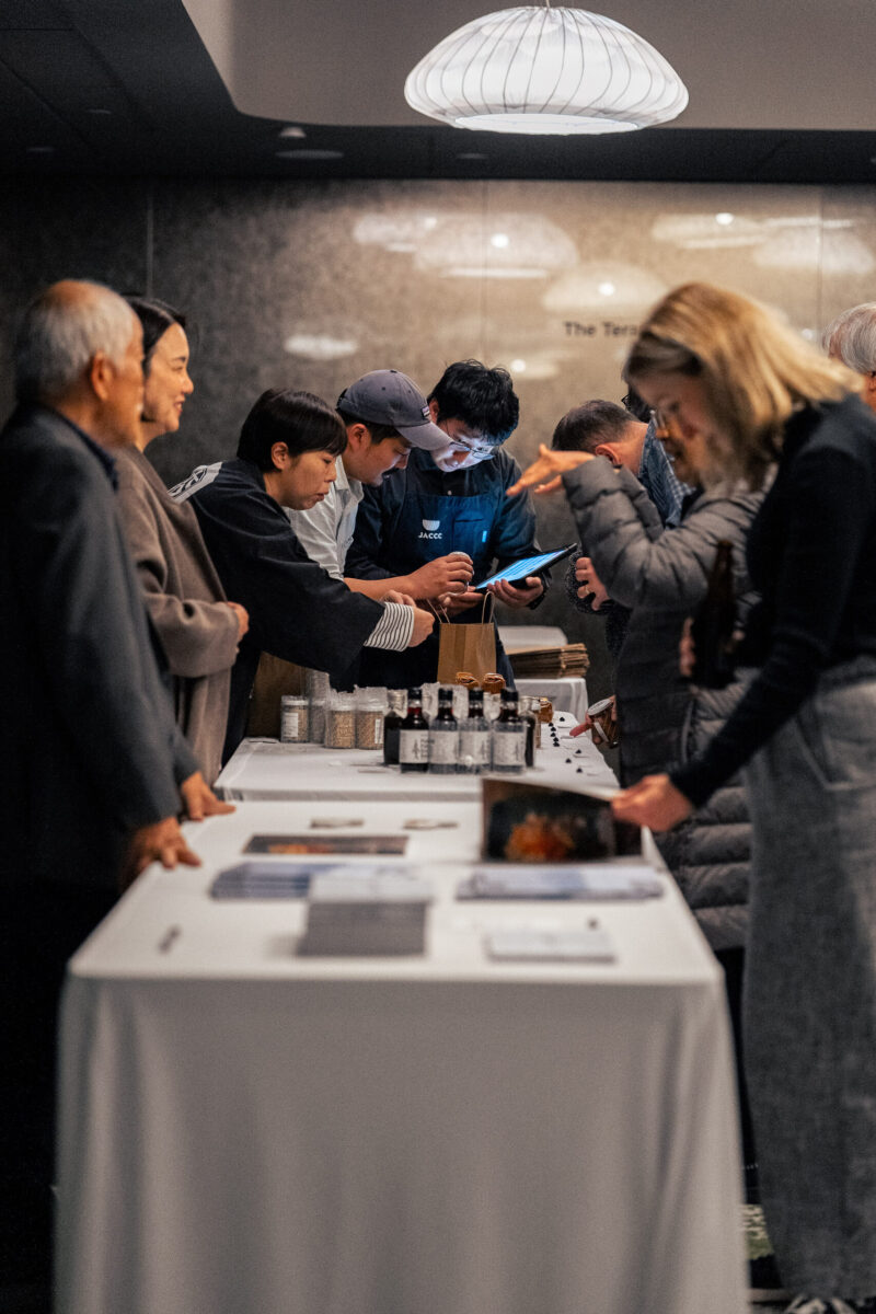 展示に集まる来場者