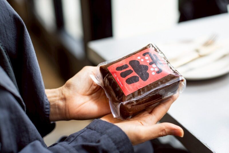手に取られた発酵食品のパッケージ