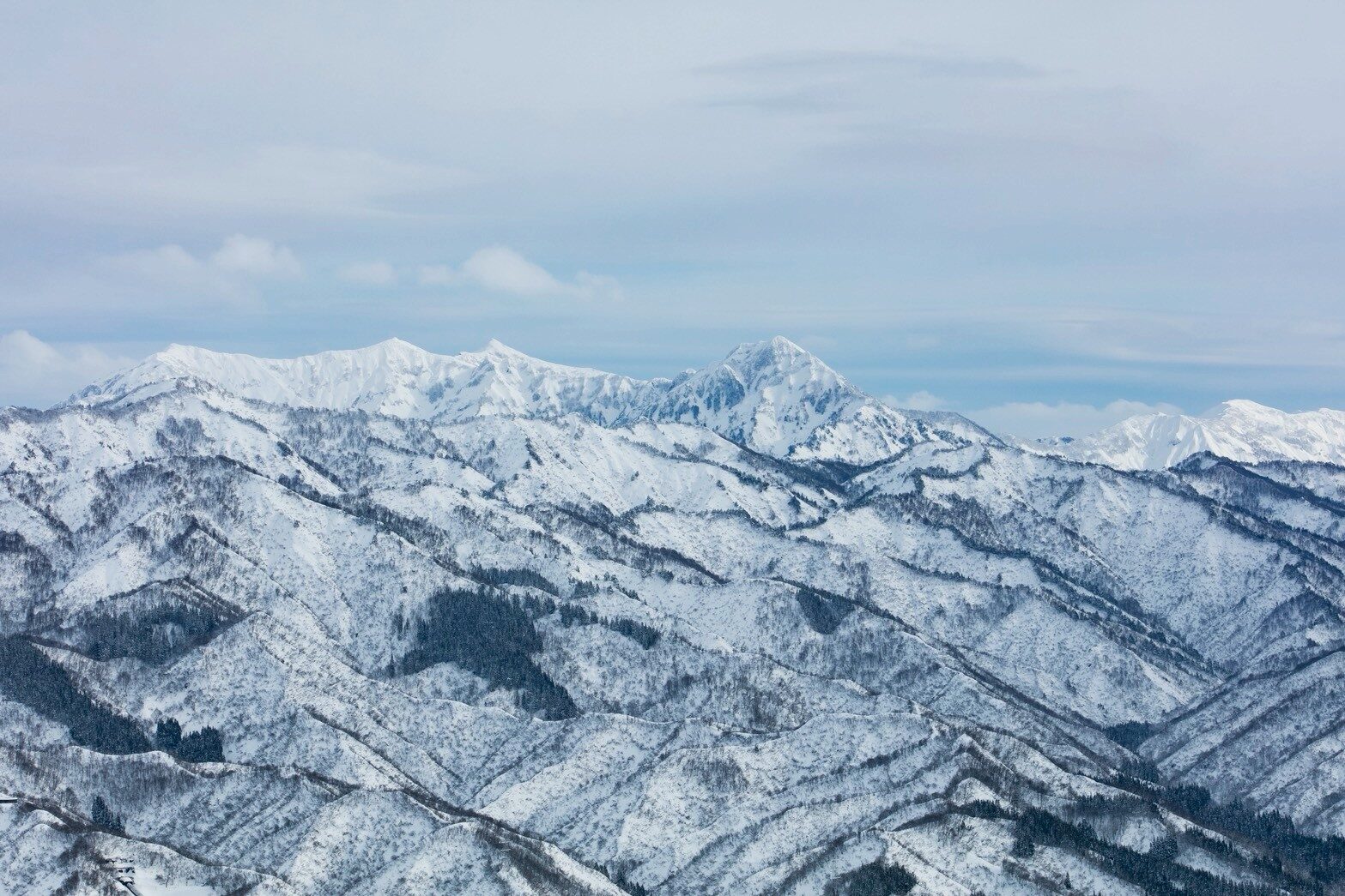 雪に覆われた山並み
